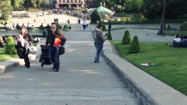 Kimliği Belirsiz Turist Çift Bebek Ile Montmartre Basilique Sacré Coeur — Stok video