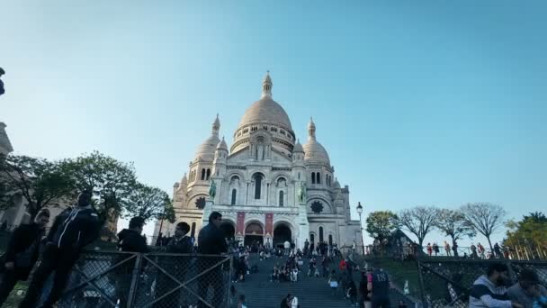 モンマルトルの丘 フランスのサクレ クール寺院を訪れる観光客 — ストック動画