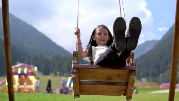 Θηλυκό Κορίτσι Ένα Swing Αργή Κίνηση Κινηματογραφική Dof — Αρχείο Βίντεο