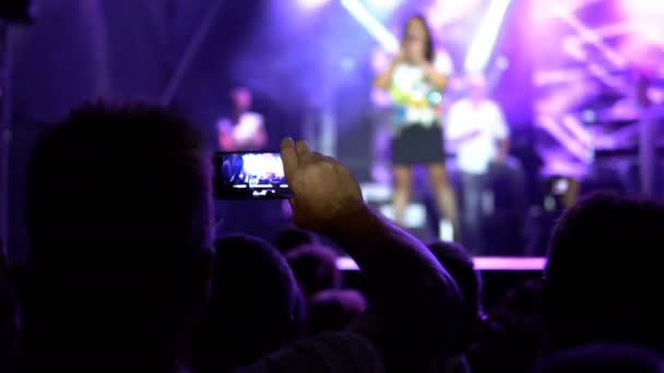 观众与相机电话在音乐会上 公众音乐会 无售票活动 — 图库视频影像