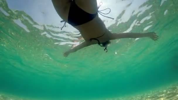 Ισπανίδα Γυναίκα Επιπλέει Και Παίζει Μια Θάλασσα Υποβρύχια Θέα — Αρχείο Βίντεο