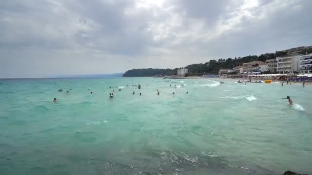 Berühmter Strand Mit Touristen Auf Türkisfarbenem Wasser Kalitea Griechenland — Stockvideo