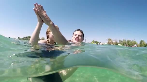 Feliz Casal Sorridente Amor Abraço Subaquático Segurando Para Mãos Gopro — Vídeo de Stock