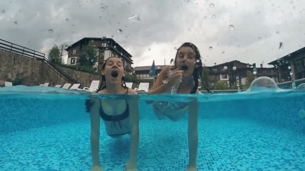 Two Girls Pool Gopro Dome Half Underwater View Slow Motion — Wideo stockowe