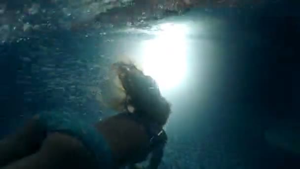 Pequena Silhueta Menina Nadando Debaixo Água Direção Luz Piscina Escura — Vídeo de Stock