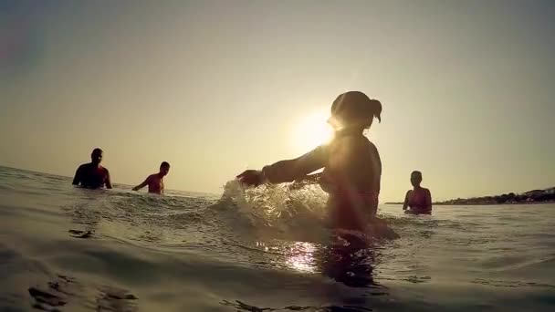 Ομάδα Από Φίλους Του Παιχνιδιού Στην Θάλασσα Στο Ηλιοβασίλεμα Πάρει — Αρχείο Βίντεο