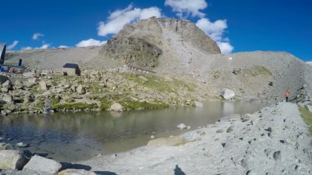 登山者波夫在维托里奥 埃马努埃莱 伊福的小屋探险意大利阿尔卑斯山大帕拉迪索山顶 — 图库视频影像