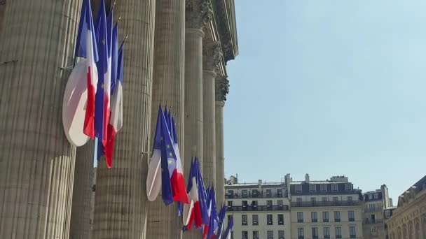 Ряд Французских Флагов Размахивающих Колоннах Пантеона Париже — стоковое видео