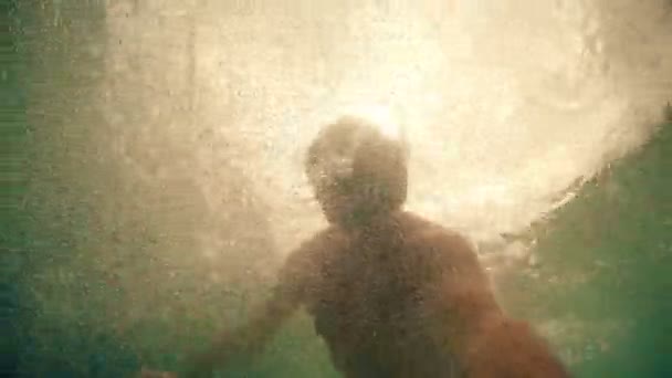 带着面具在海上潜水的人 用手展示邦 阿普提特的标志 日落的阳光从背景中闪耀 — 图库视频影像