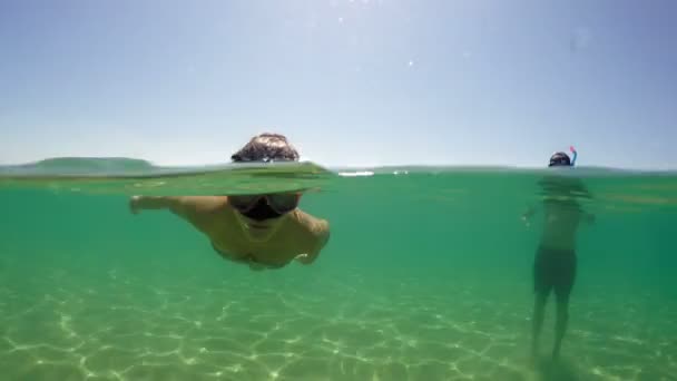 一对带着浮潜面具的夫妇在暑假假期的快乐潜水在绿松石干净的水 Gopro 圆顶射击 — 图库视频影像