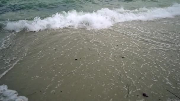Ondas Mar Salpicam Areia Praia Câmera Lenta Imagens Com Gradação — Vídeo de Stock