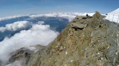 Gouter dağ evine gelen yolu, Chamonix, Fransa'nın saygın, 2017 üzerinde dağcı. Gouter dağ evi 3817 metre