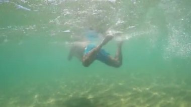 Deniz turkuaz su, gopro sualtı görünümü bir adam trekking