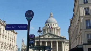 Pantheon ile otobüs dur işareti gün, Paris, Fransa. Bu ayırt edici Fransız vatandaşı kalıntıları içeren bir laik Türbesi var. 5 canlı dağ Saint Genevieve üzerinde bulunan