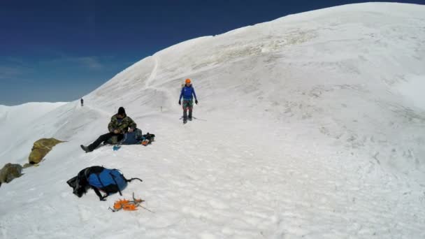 Альпініст Прибувають Будинку Gouter Гора Серпня 2017 Року Шамоні Франція — стокове відео