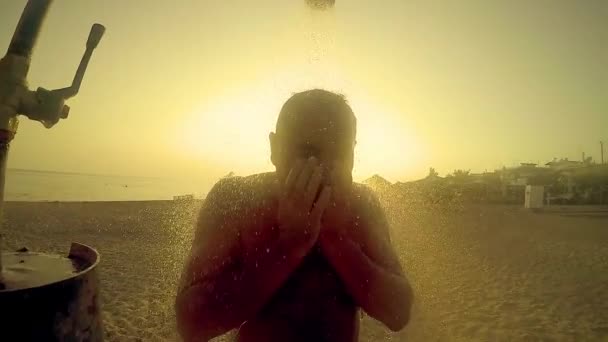 Hombre Tomar Una Ducha Aire Libre Playa Luz Del Atardecer — Vídeo de stock