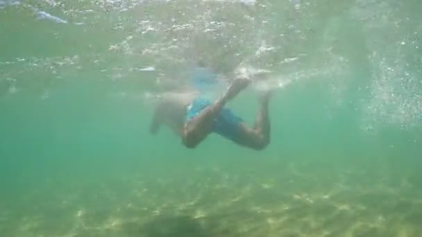 Trekking Hombre Nadando Agua Turquesa Gopro Vista Submarina — Vídeo de stock