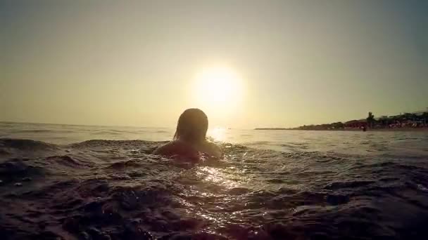 Frau Beim Schwimmen Meer Bei Sonnenuntergang Trekking Erschossen — Stockvideo