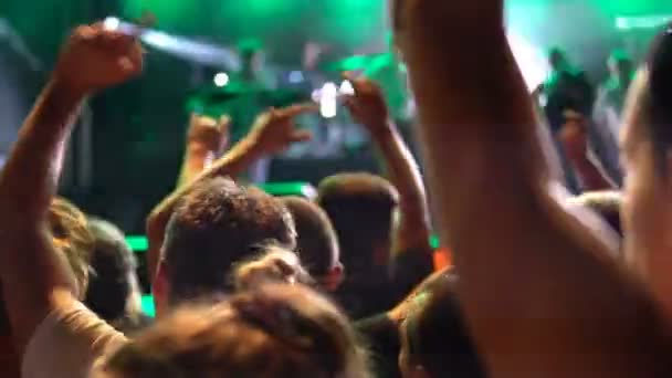 Mensen Tijdens Een Concert Door Lichten Met Handen Tiseerde Omhoog — Stockvideo