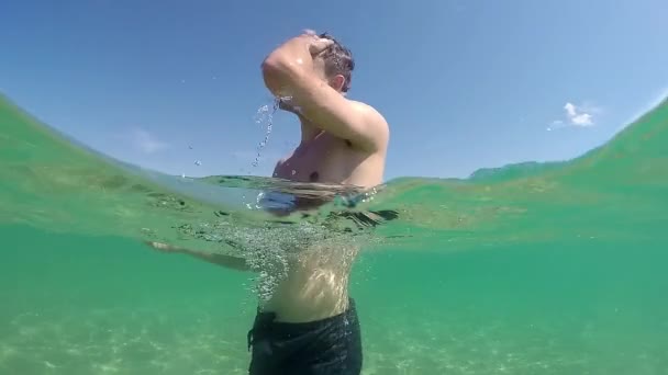 청소년 Gopro 슬로우 스타일을 만들고 바다에서 상쾌한 카메라에 — 비디오