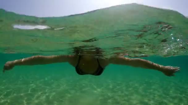 Bajo Agua Vista Ángulo Bajo Una Mujer Joven Nadando Tranquila — Vídeo de stock