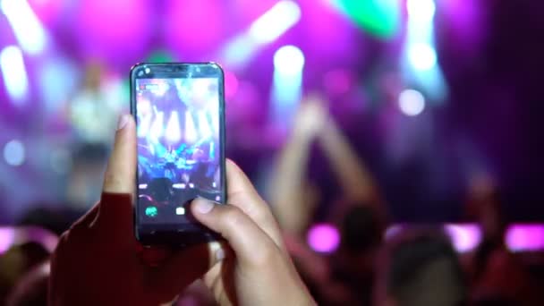 コンサート中にスマート フォンでビデオ録画のクローズ アップ 公共のコンサート チケット イベント — ストック動画