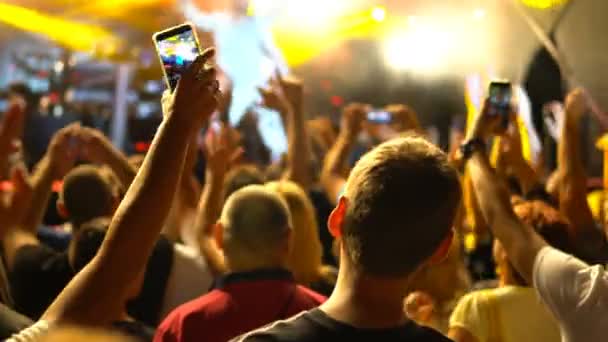 Люди Зале Поднятыми Руками Веселятся Музыкальном Концерте Дискотеке Общественный Концерт — стоковое видео