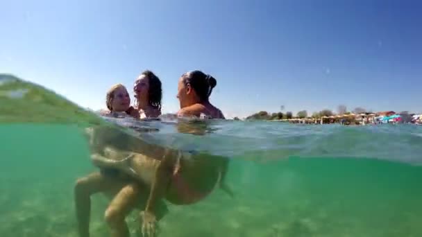 Три Дівчини Підлітки Розважаються Граючи Морській Бірюзовій Воді Під Час — стокове відео