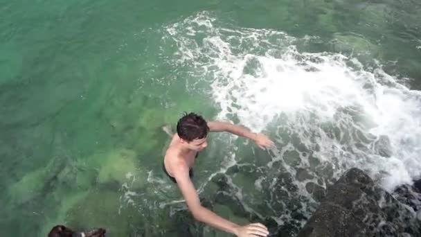 Guapo Adolescente Saliendo Del Mar Muelle Escaleras Hormigón Después Nadar — Vídeo de stock