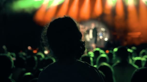 Hudební Fanynka Něčích Ramenou Hudebním Festivalu Veřejný Koncert Žádná Vstupenka — Stock video