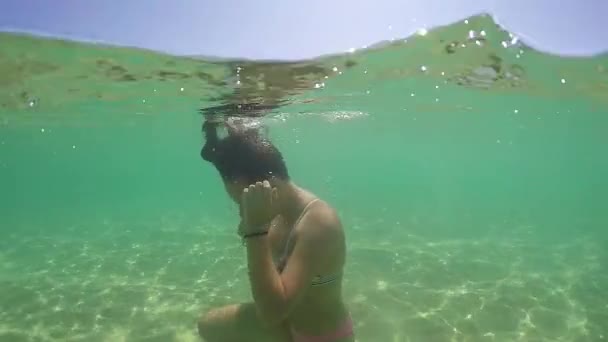 Jovem Teen Menina Fazer Cabelo Espiral Mar Turquesa Água Gopro — Vídeo de Stock