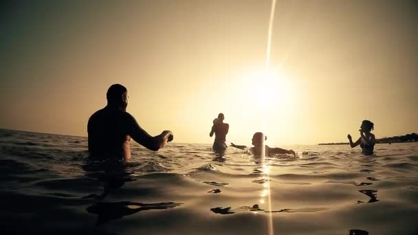 Nyári Beach Szórakoztató Labdajáték Naplemente Lassú Mozgás — Stock videók