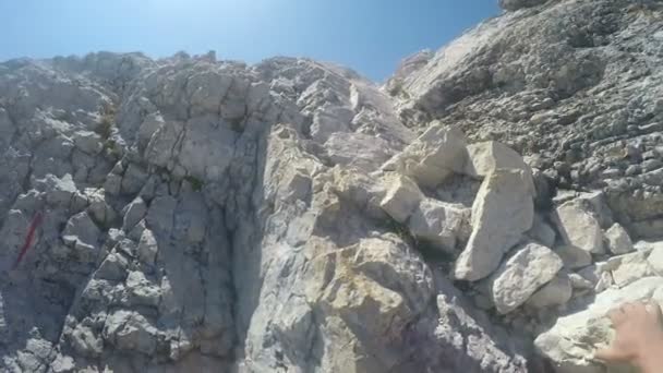 Pontos Montanhista Expedição Que Escala Cume Rochoso Triglav Escala Montanha — Vídeo de Stock