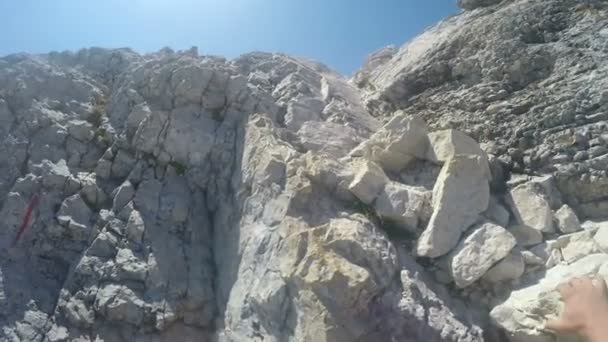 Alpinista Pov Expedición Escalada Cumbre Rocosa Triglav Cordillera Los Alpes — Vídeos de Stock