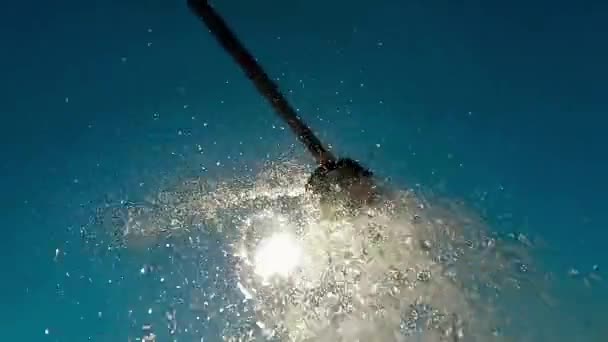 Pláž Sprcha Kapky Vody Dopadající Fotoaparátu Proti Modré Obloze Pomalý — Stock video