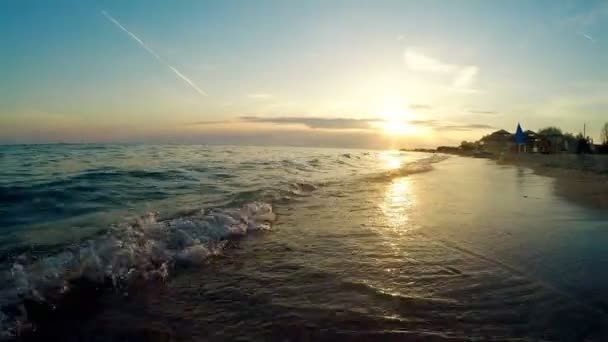 Sfondo Naturale Onde Del Mare Spruzzare Sabbia Spiaggia Tramonto — Video Stock