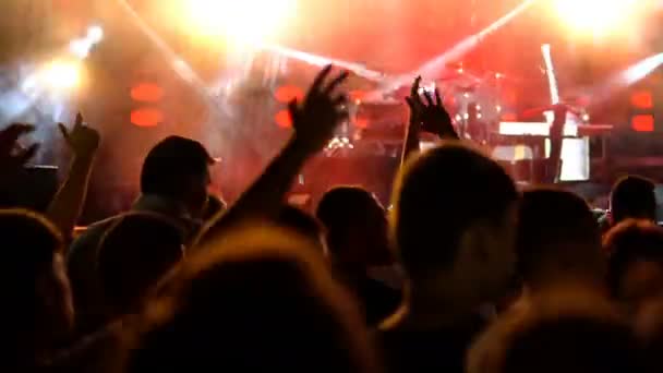 Pessoas Felizes Ativas Desfrutando Concerto Rock Muitas Luzes Palco Onde — Vídeo de Stock