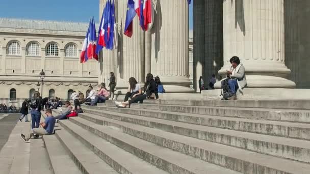 Paris Fransa Güneşli Bir Günde Pantheon Önünde Merdivenlerde Oturan Turist — Stok video