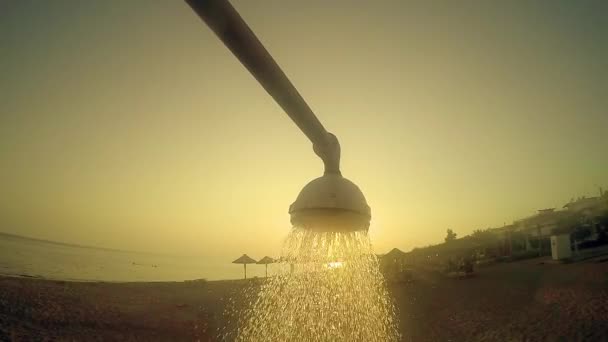 Stranden Duschvatten Rinnande Vid Solnedgången Havet Slow Motion — Stockvideo