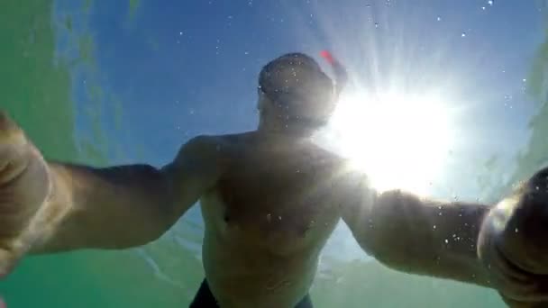 Selfie Del Hombre Nadando Superficie Del Agua Gopro Tiro Cúpula — Vídeo de stock