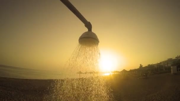 Douche Buiten Tegenover Het Strand Bij Zonsondergang Zomer Achtergrondkleur — Stockvideo