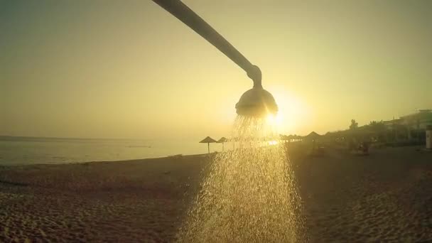 Sommer Strandduschwasser Das Sich Gegen Die Sonnenuntergangssonne Ergießt Zeitlupe — Stockvideo