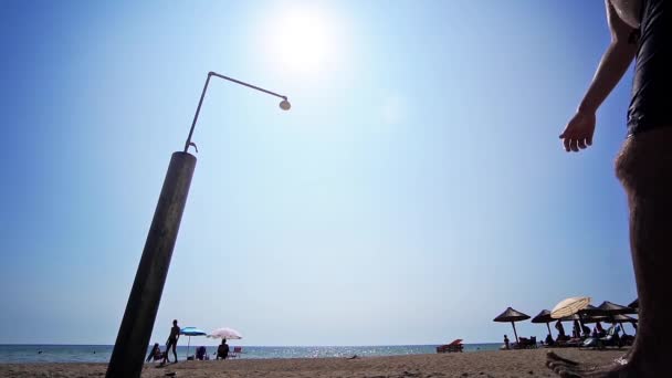 Hombre Toma Ducha Cuerpo Playa Ducha Contra Sol Rodaje Cinematográfico — Vídeo de stock