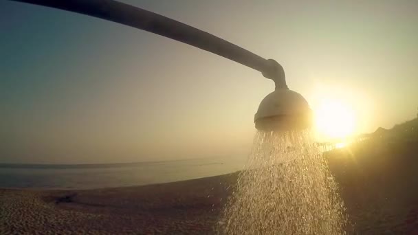 Strand Douche Water Rennen Bij Zonsondergang Zee Slow Motion — Stockvideo