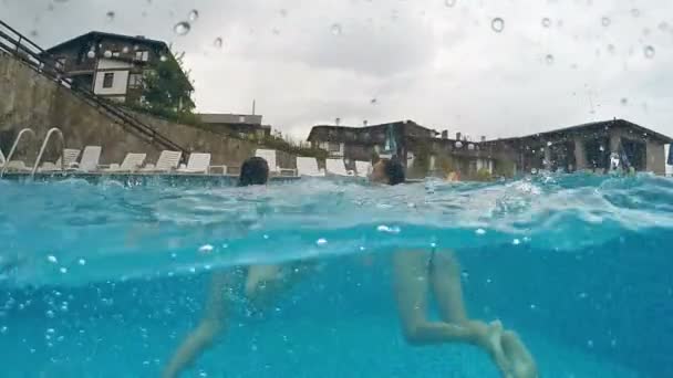 Två Flickor Stänk Pool Med Ben Vid Regnigt Väder Gopro — Stockvideo