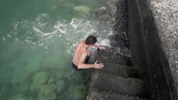 Yakışıklı Genç Denizden Iskeleye Beton Merdivenlerde Yüzme Sonra Gidiyor — Stok video