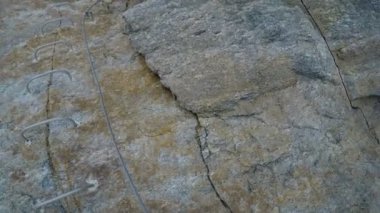 POV İtalyan Alplerin zirvesinde Gran Paradiso için sefere dikey duvar kayaya tırmanma dağcı