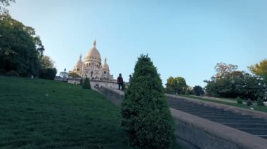 Turistler Sacre Coeur Bazilikası'na Montmartre tepe üzerinde Paris, Fransa