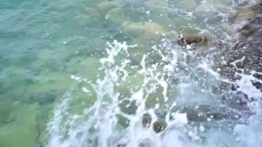 Deniz dalgaları sıçrama pier Beton merdiven ve kayalar üzerinde