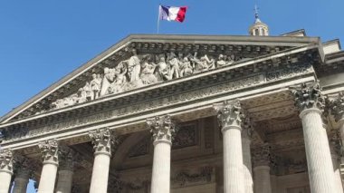 Pantheon ayırt edici Fransız vatandaşı kalıntıları içeren bir laik Türbesi var. 5 canlı dağ Saint Genevieve üzerinde bulunan